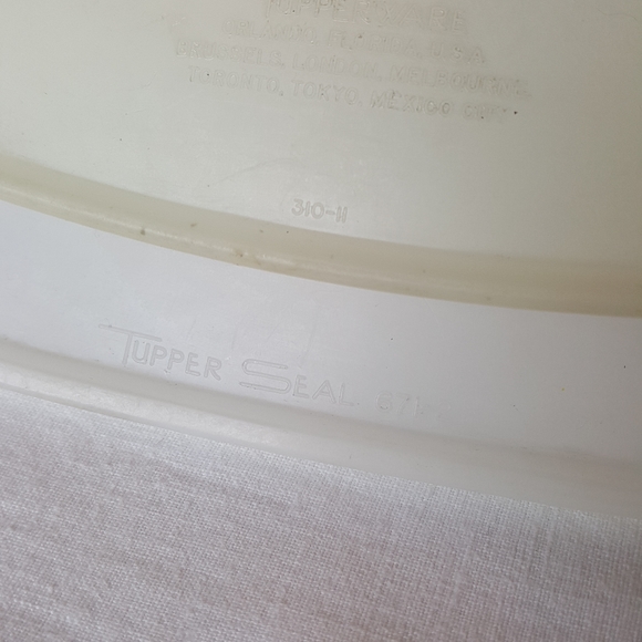 Vtg Tupperwear lot. Measuring Cup. 2 storage container with lids. - Picture 4 of 10